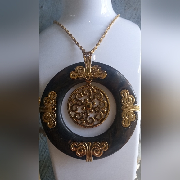 Trifari VTG Brown With Gold Tone Scrolls Spinner 3.5" Pendant Chain Necklace - Picture 8 of 13